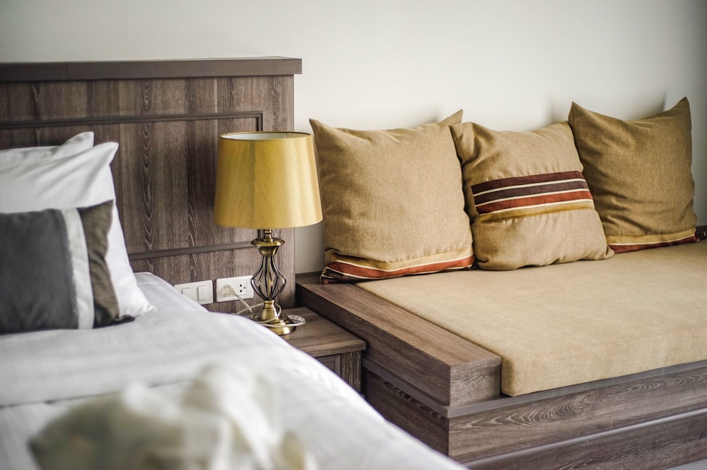 Standard Suite, 1 King Bed, Hill View photo 3