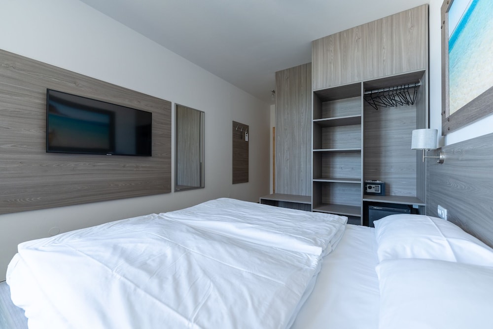 Double or Twin Room, Sea and Lake View - Photo 5