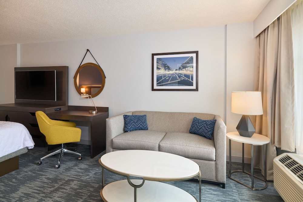 Suite, 1 King Bed, Non Smoking photo 2