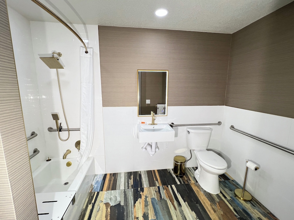 Deluxe Suite, 1 King Bed with Sofa bed, Accessible Bathtub - Photo 5