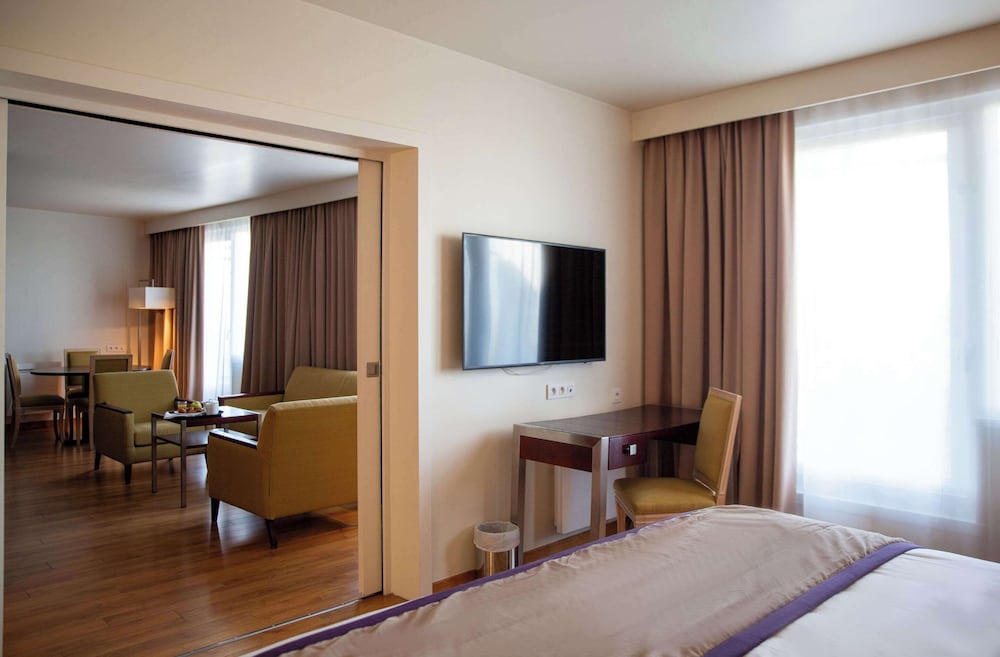 Suite, 1 King Bed with Sofa bed, Non Smoking photo 3