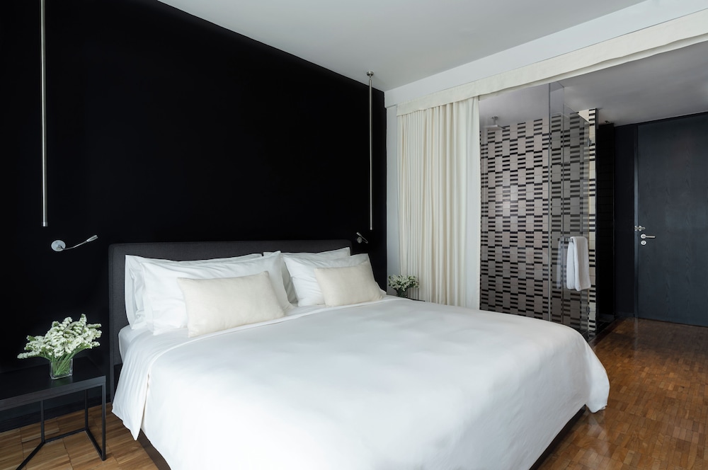 Deluxe Room, 1 King Bed photo 1