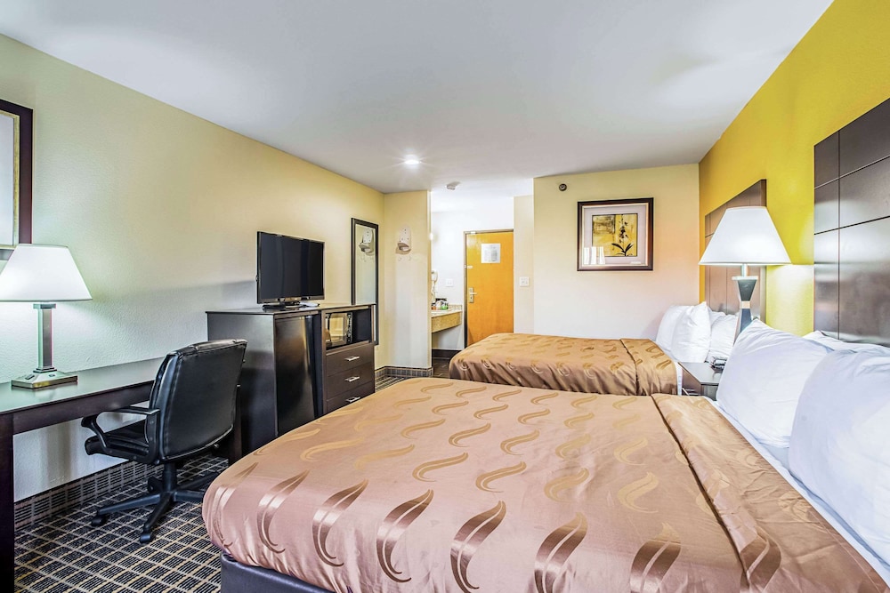Standard Room, 2 Queen Beds, Non Smoking - Photo 5