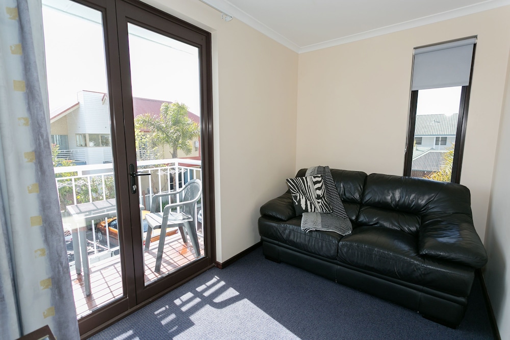 Executive One-Bedroom Apartment - Photo 3