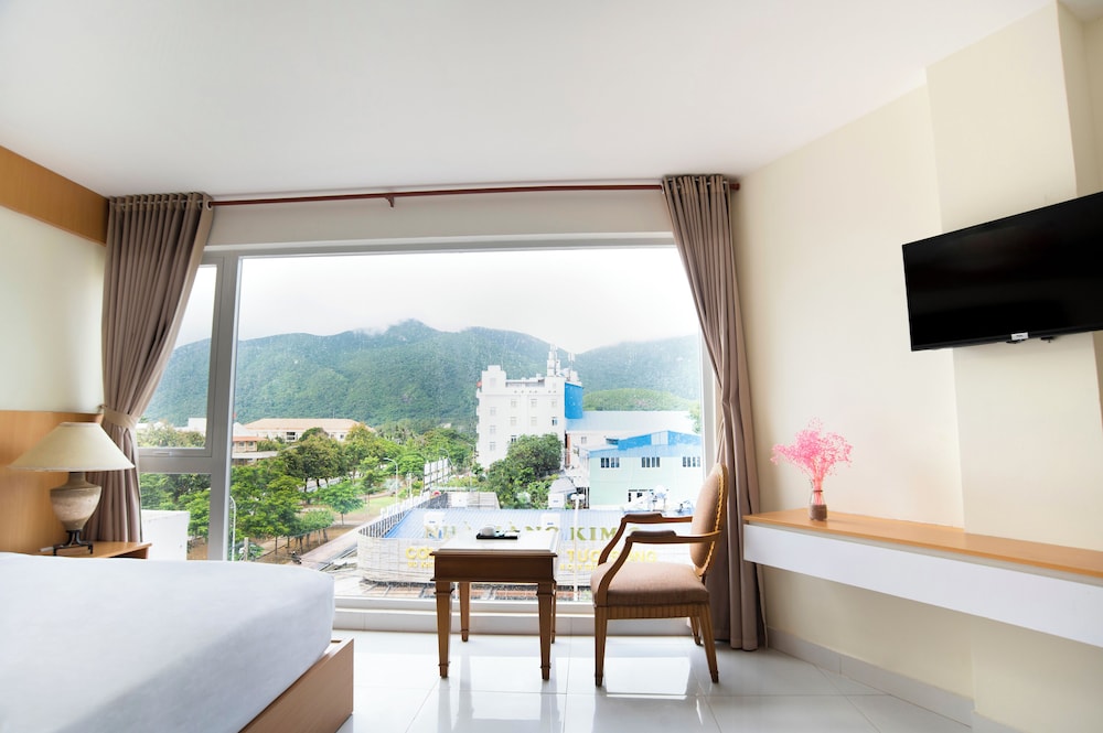 Deluxe Room, 1 King Bed, Mountain View - Photo 7