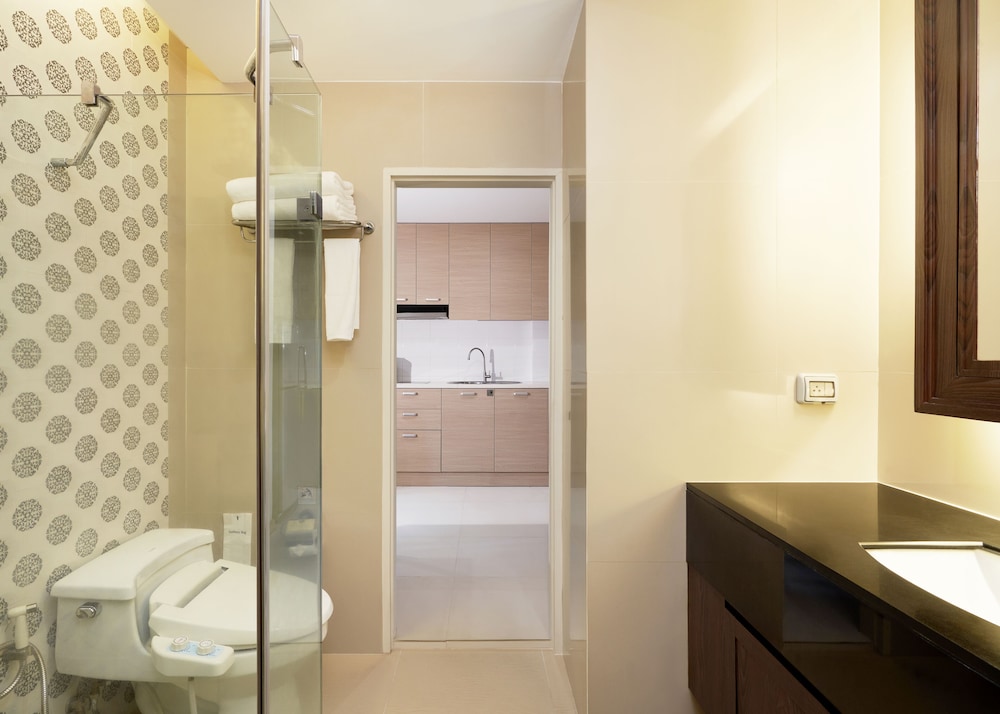 Grand Suite Room with Kitchenette - Photo 14