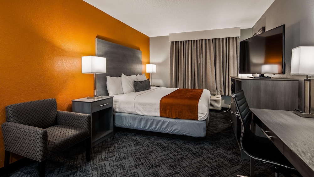 Standard Room, 1 King Bed, Non Smoking, Refrigerator & Microwave (Shower Only) - Photo 1
