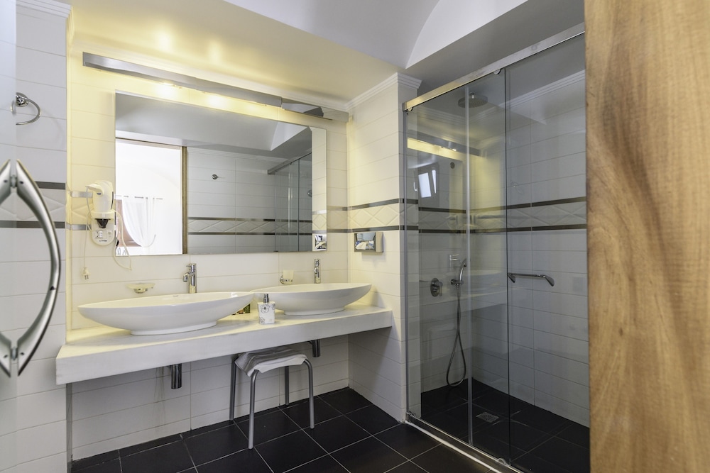 Royal Suite, Jetted Tub (private) - Photo 5