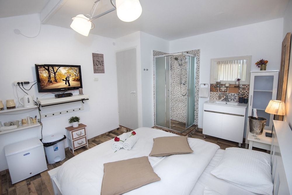 Standard Double Room, 1 Queen Bed, Smoking, Garden Area photo 2