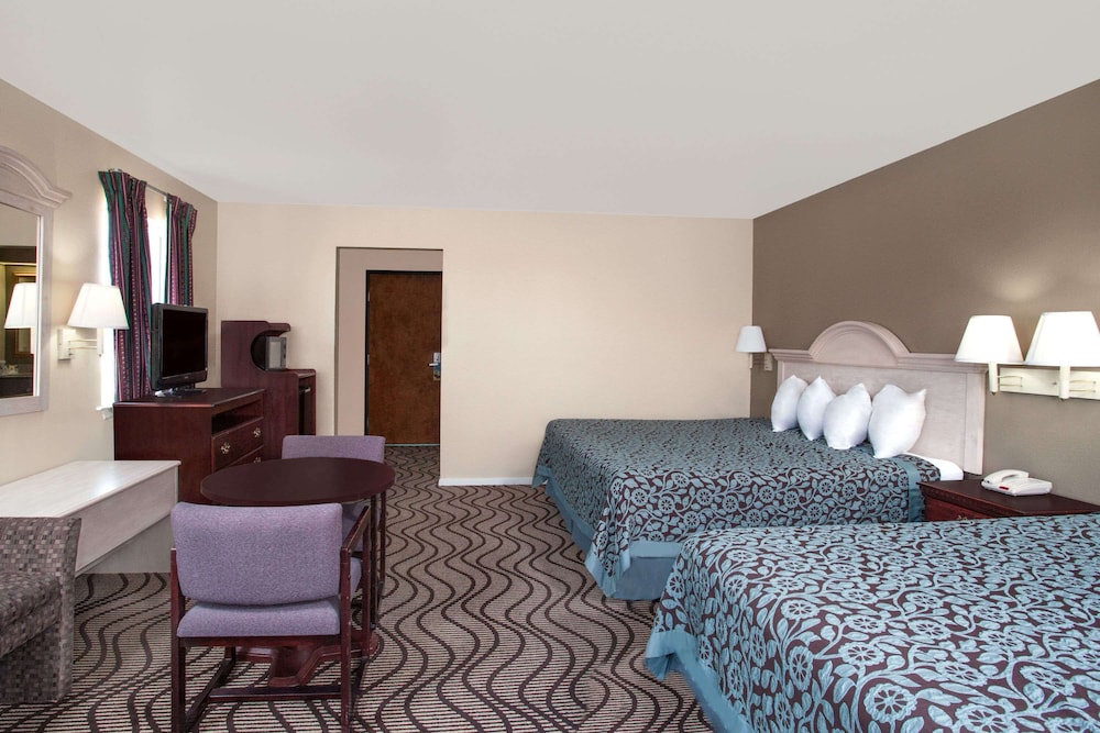 Standard Suite, Non Smoking, Refrigerator - Photo 3