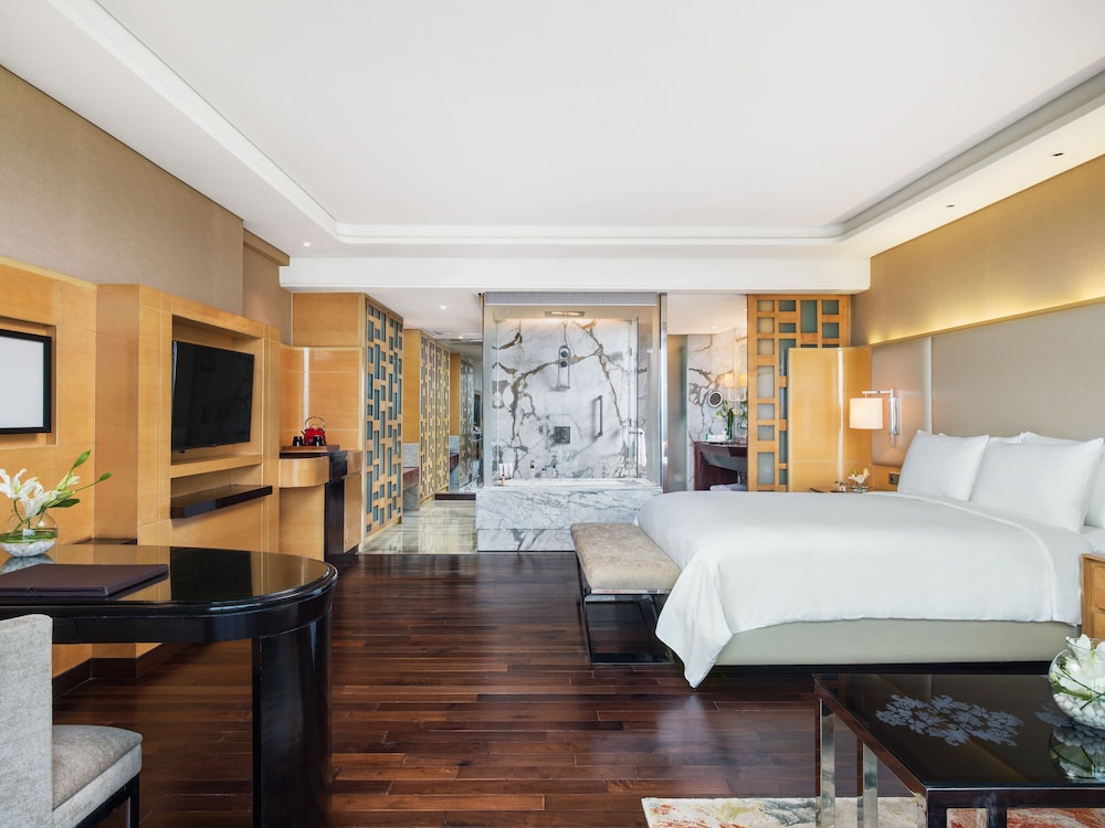 Executive Studio, 1 King Bed, City View - Photo 4