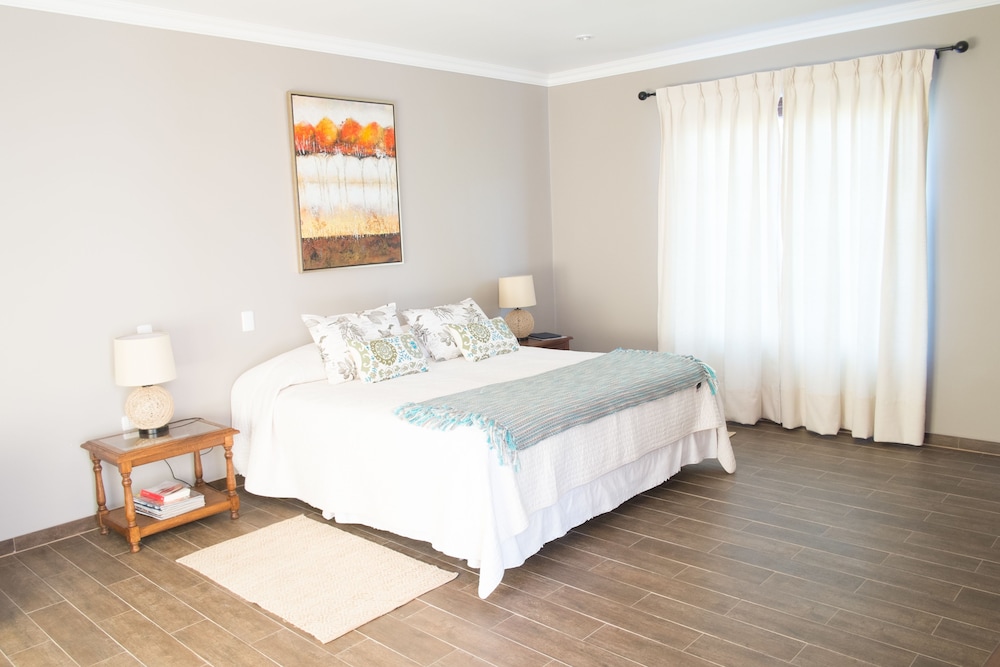 Deluxe Suite, 1 King Bed, Pool View photo 2