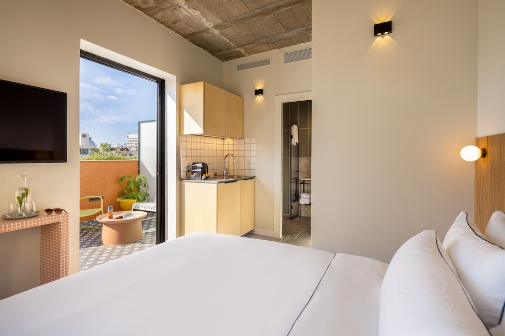Connecting suites with two Balconies - Photo 5