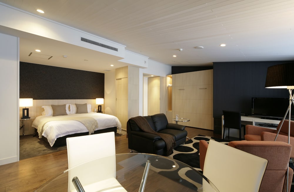 Studio Apartment (1 King or Twin and Queen Wall Bed)