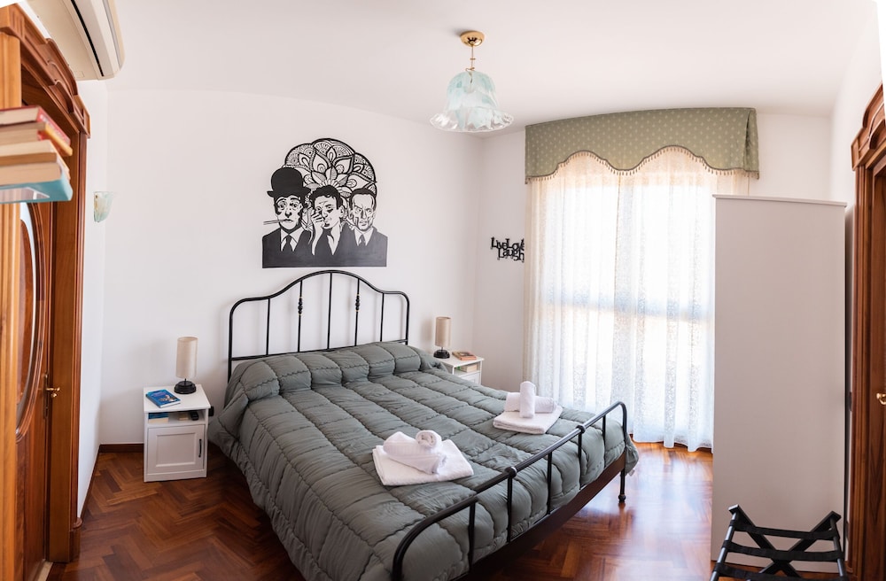 "I POETI" DOUBLE ROOM ONEBED WITH PRIVATE BATHROOM