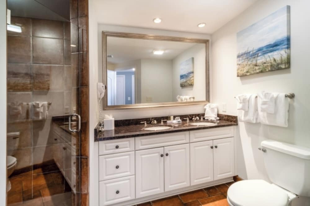 Hampton Oceanfront Two Bedroom Condo King - Photo 2