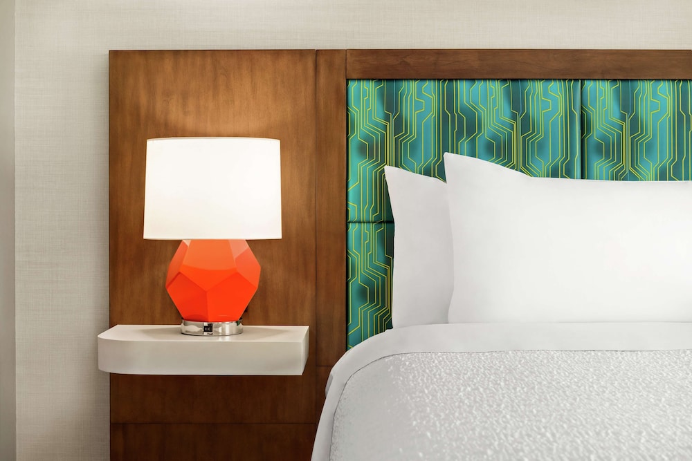 Room, 1 King Bed, Non Smoking (Roll-In Shower)