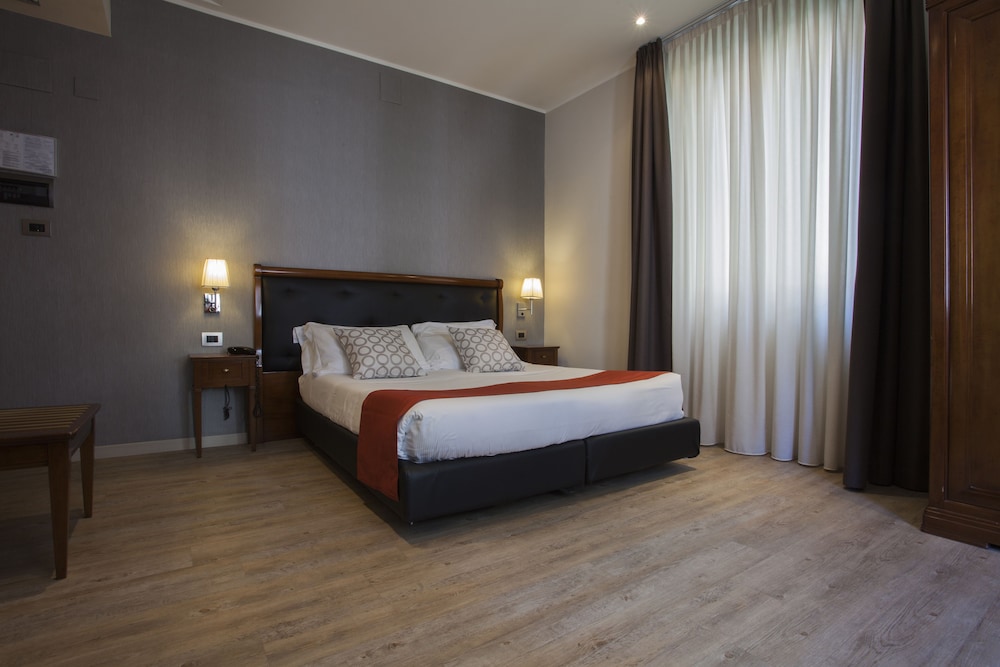 Deluxe Double Room, Partial Sea View - Photo 2
