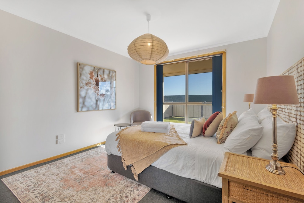 Self Contained Queen Bed Studio