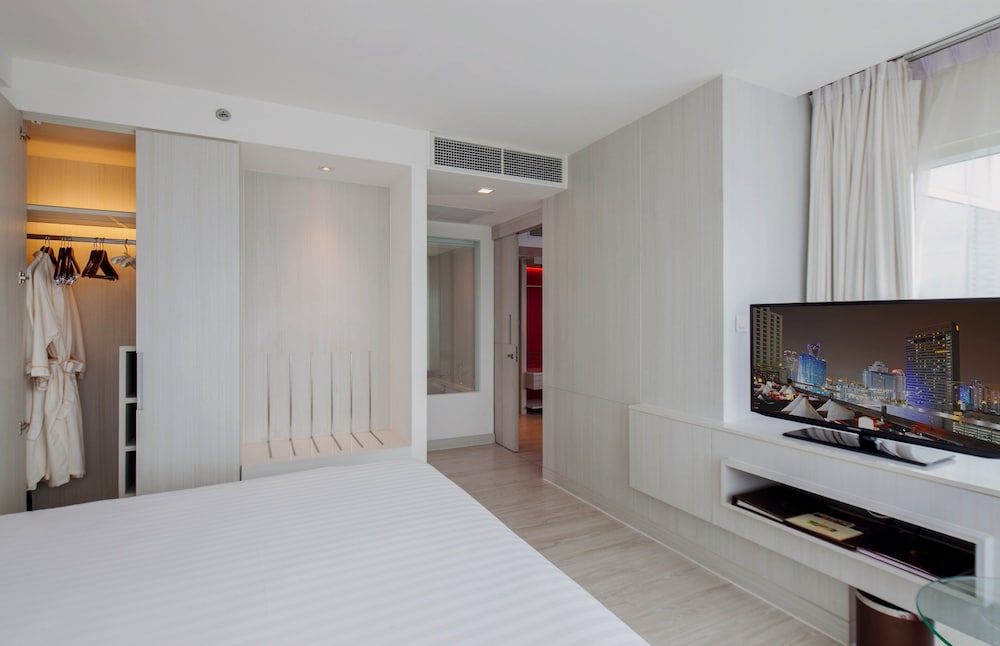 Family Room (Premium, Residence King + Bunk Beds) photo 3
