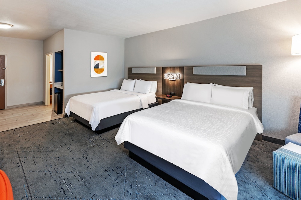 Standard Room, 2 Queen Beds - Photo 2