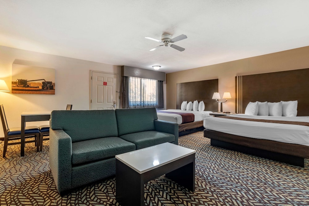 Standard Room, Multiple Beds, Non Smoking, Refrigerator & Microwave (Oversized Room) - Photo 3
