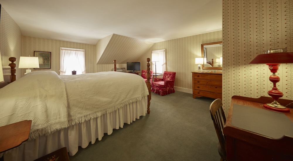 Village House Queen Room photo 1