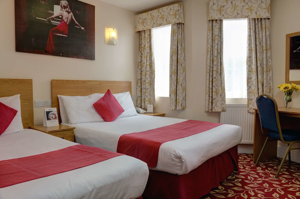 Family Room, 2 Double Beds, Non Smoking photo 3