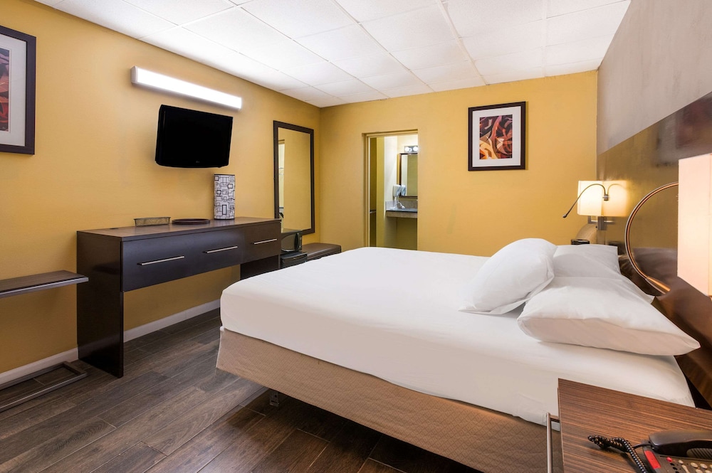 Standard Room, 1 King Bed, Non Smoking photo 3