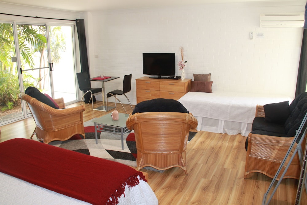 Superior Studio Suite, 1 Queen Bed, Kitchenette, Pool View photo 2
