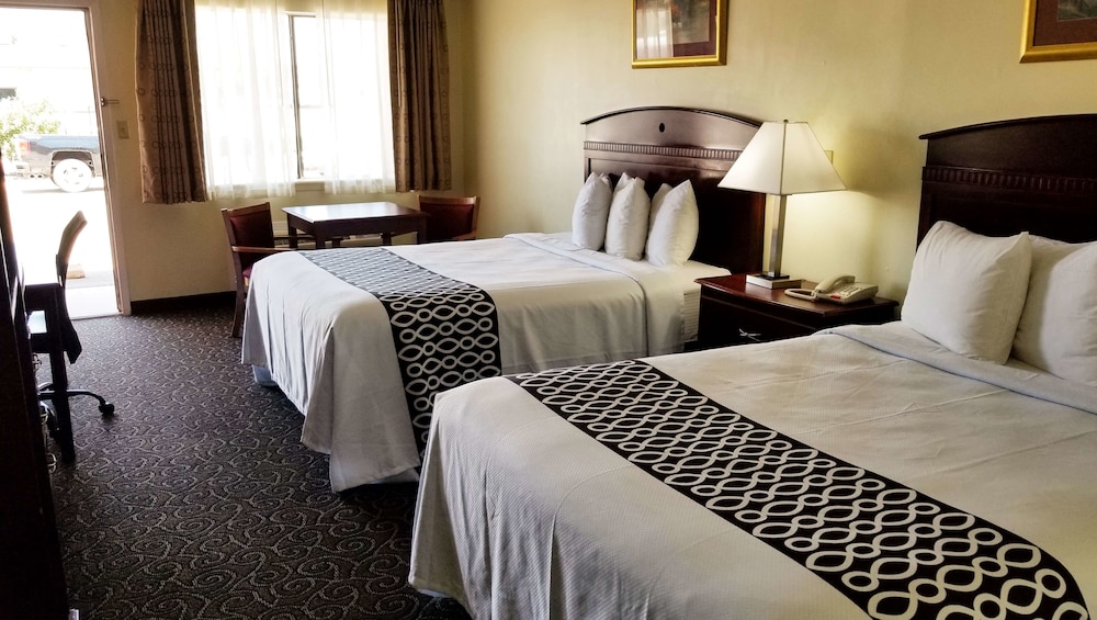 Two queen bed non smoking - Photo 5