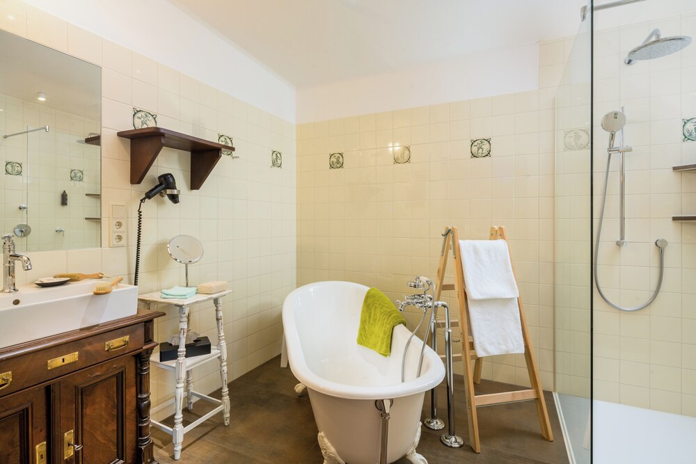 Deluxe Suite - Photo 3