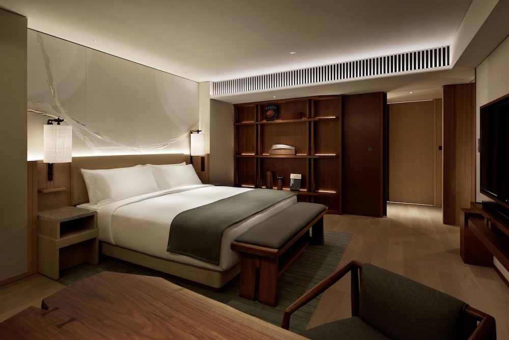 Executive Suite, 1 King Bed, City View - Photo 3