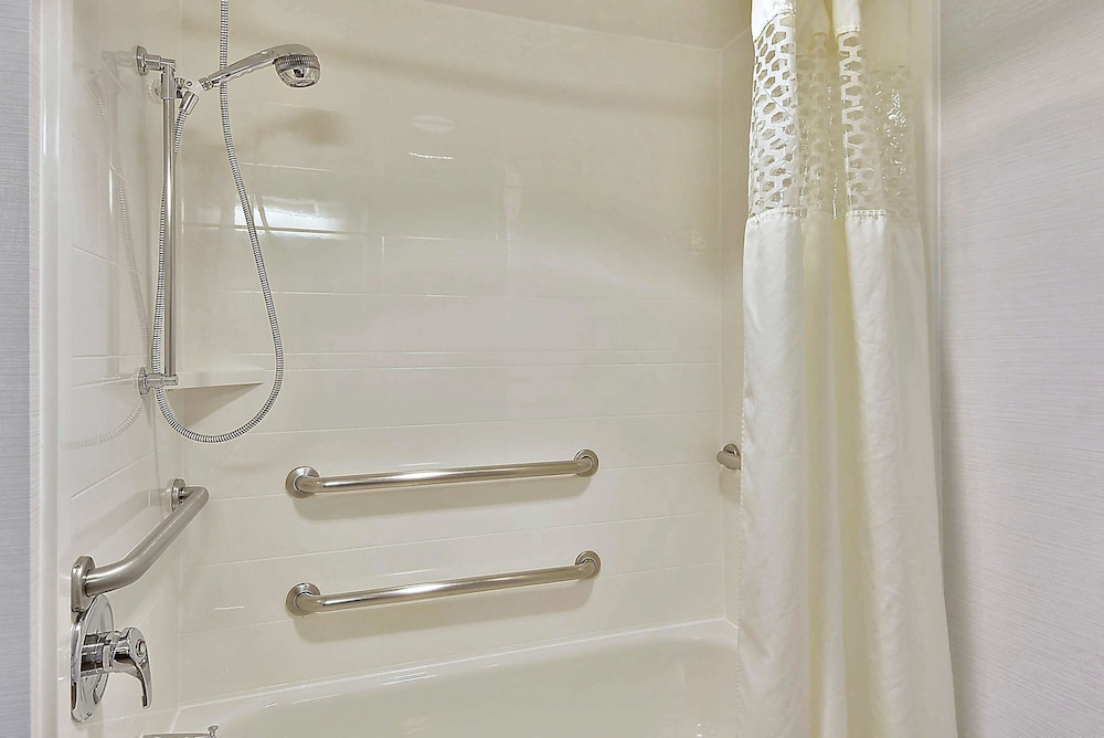 Room, 1 King Bed, Accessible, Bathtub (Hearing) - Photo 2
