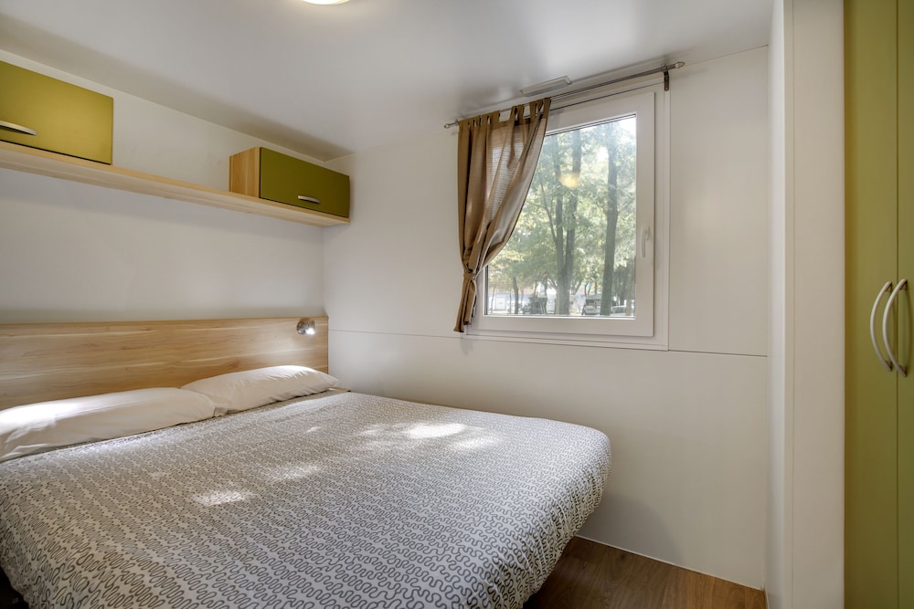 Deluxe Mobile Home, 3 Bedrooms, Kitchen photo 2