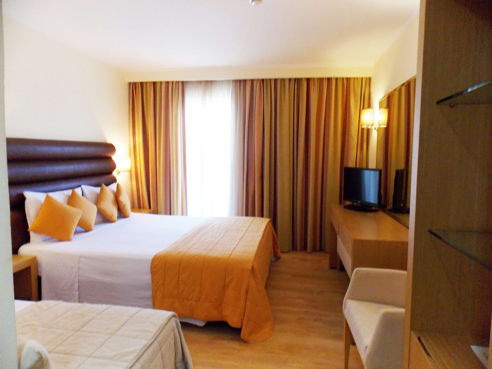 Standard Room, Multiple Beds, Non Smoking, Balcony photo 3