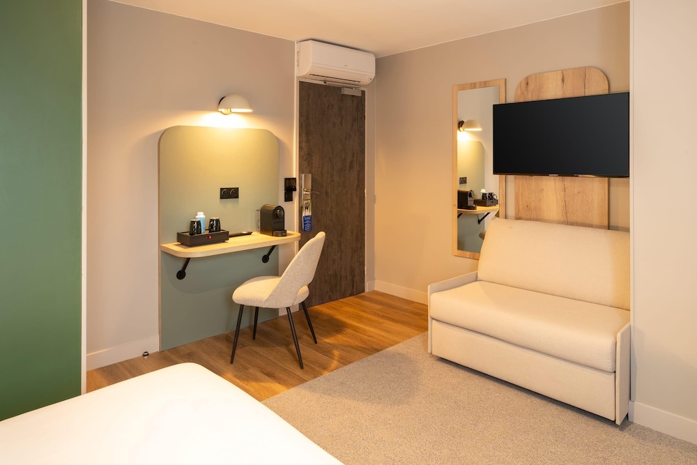 Comfort Room, 1 King Bed, Non Smoking (with Single Sofabed) - Photo 1