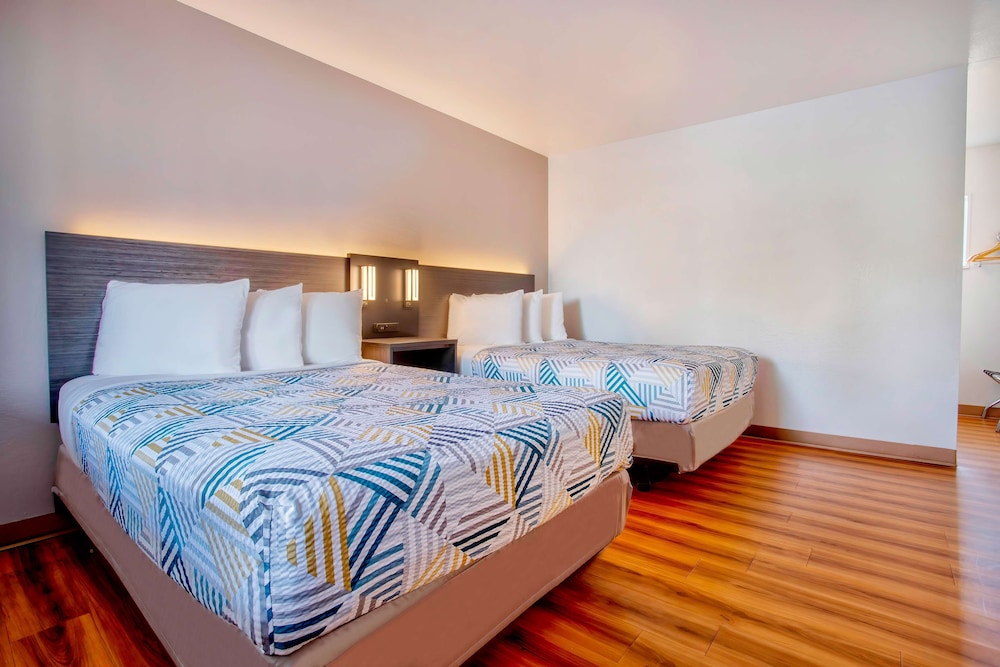 Deluxe Room, 2 Double Beds, Non Smoking, Refrigerator & Microwave photo 1