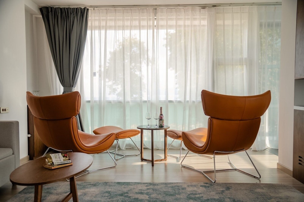 Deluxe Suite, Lake View