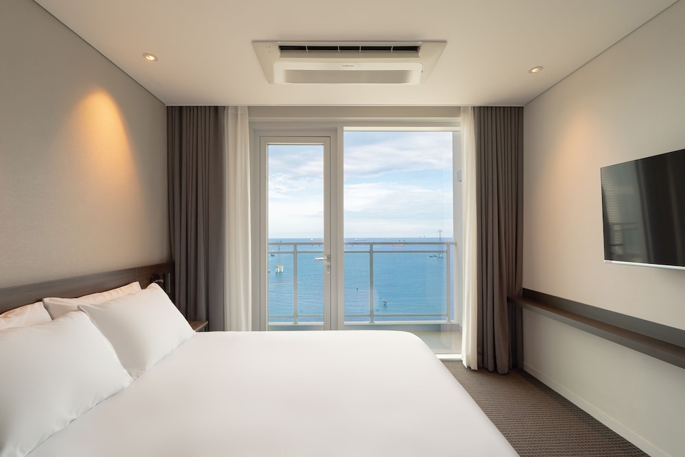 Family Two Room Ocean - Photo 10