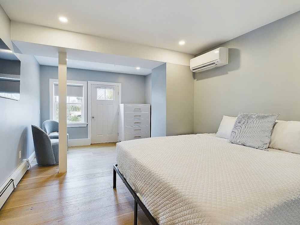 1661 Farm & Gardens Suite 1