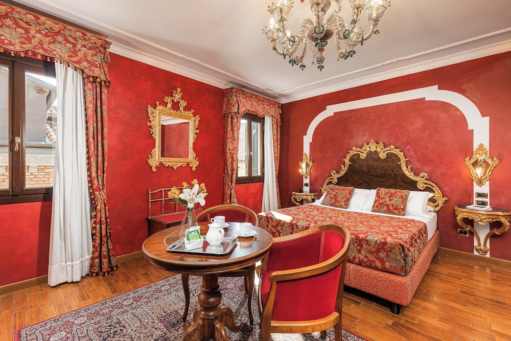 Family Room (Gold)