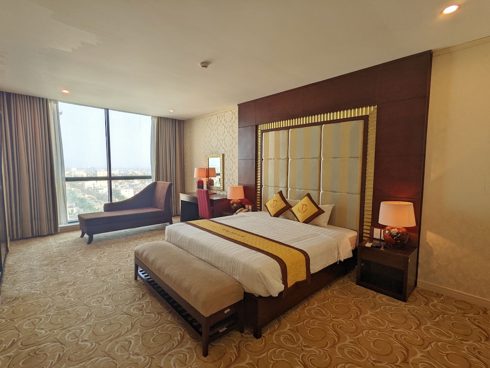 Executive Suite - Photo 3