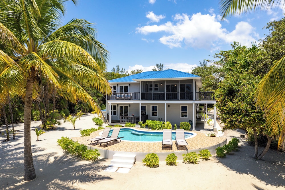 4.5 Bedroom Beach House with Pool