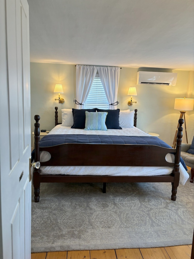 Room, 1 King Bed, Bay View (Harbormaster's Quarters) photo 2