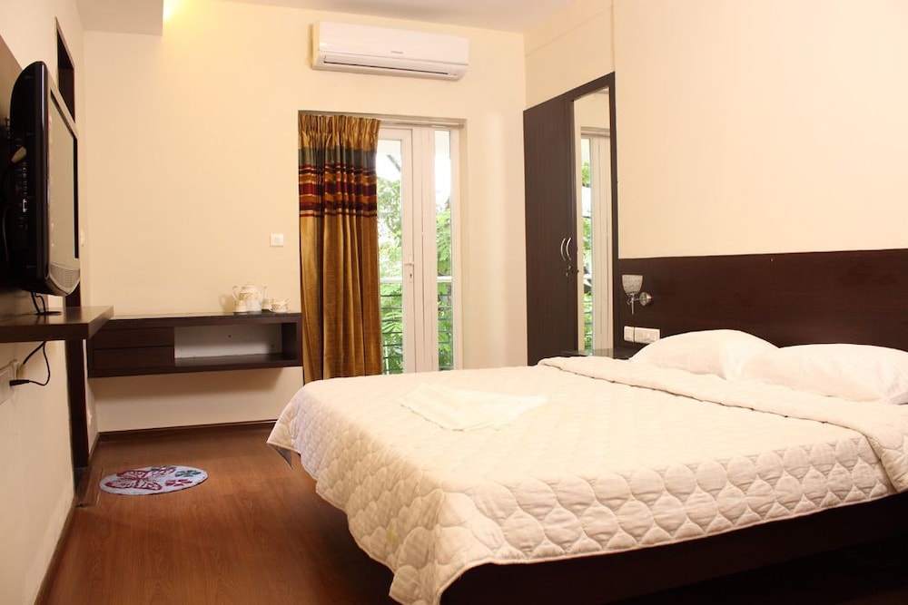 Standard Room, 1 King Bed, City View