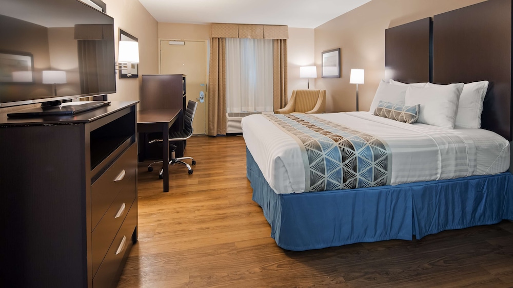 Standard Room, 1 Queen Bed, Accessible, Bathtub - Photo 2