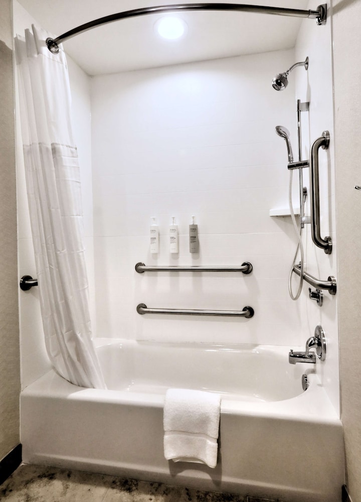 Room, 2 Queen Beds, Accessible, Bathtub - Photo 3