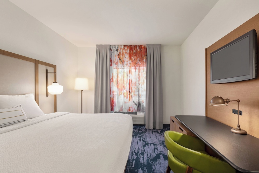 Room, 1 King Bed (Mobility Accessible, Roll-In Shower) - Photo 2