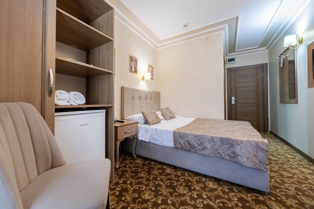 Standard Room with City View and French Balcony - Single photo 3